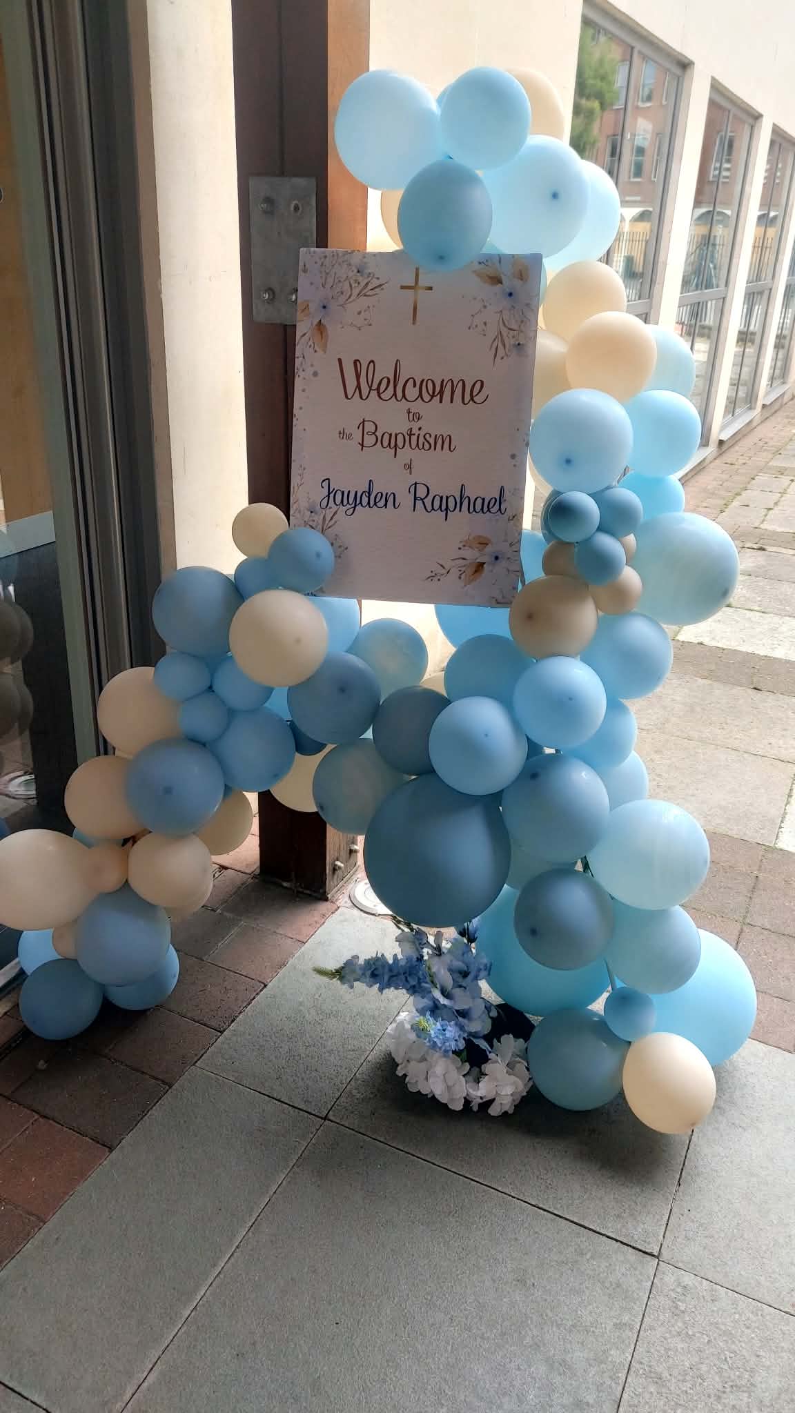 Balloon and table decoration setup