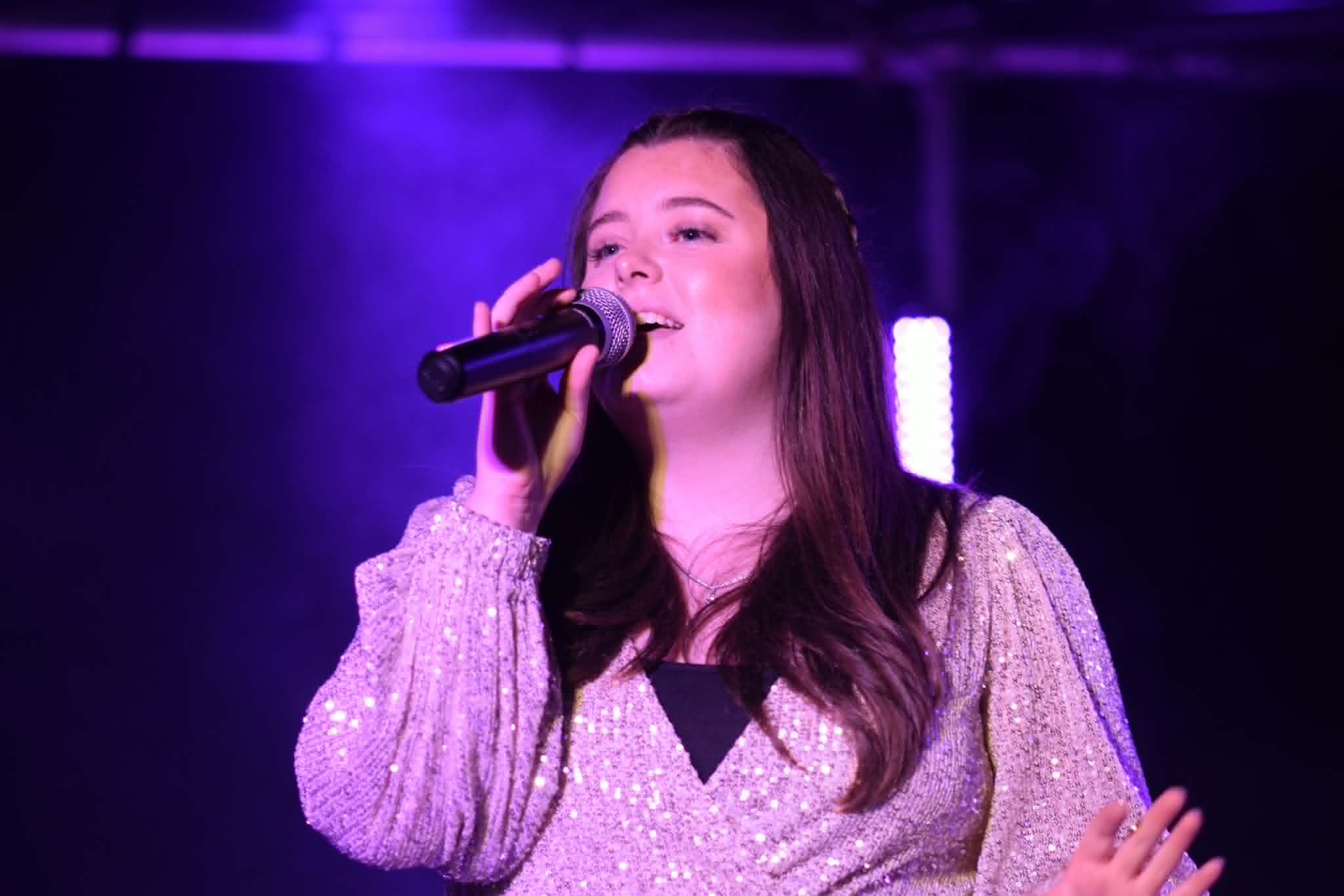 Chloe Jeens performing live